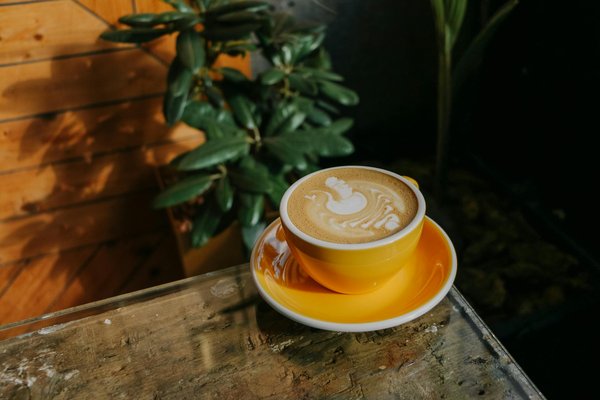 Comment styliser une robe de mode avec les bons accessoires